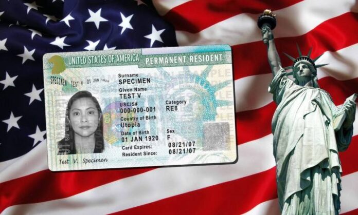 Immigration : Washington serre la vis sur les green cards familiales