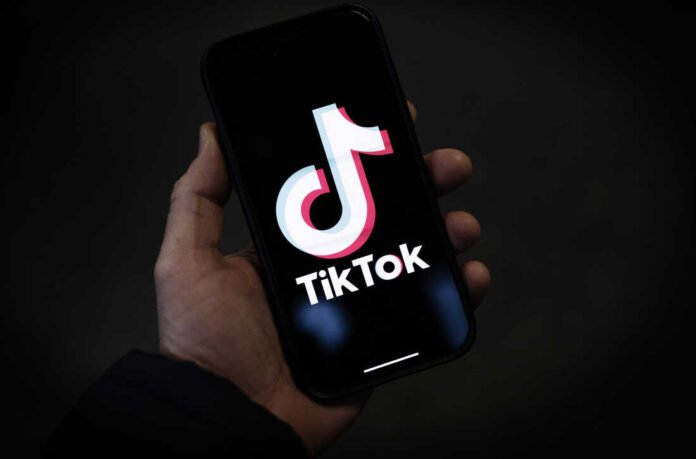 L’IA prend le contrôle chez TikTok, les modérateurs sur la sellette