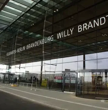 Neige et verglas paralysent l’aéroport de Berlin-Brandebourg Neige et verglas paralysent l’aéroport de Berlin-Brandebourg