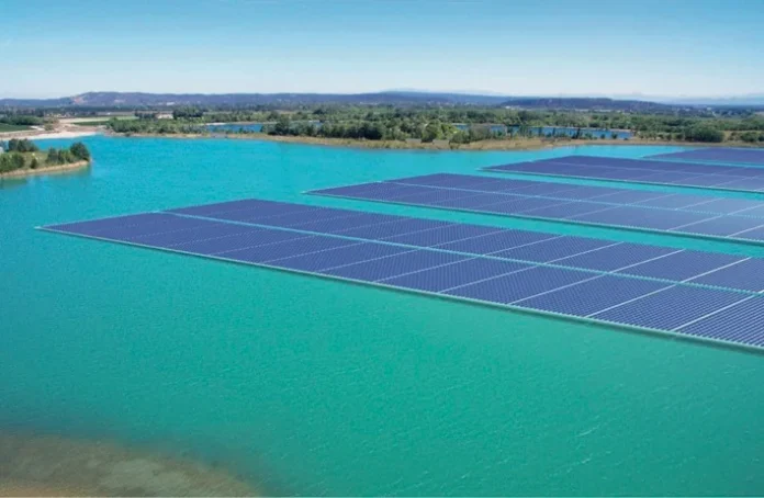 Le Maroc lance la première centrale solaire flottante du Maghreb