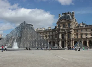 Cambriolage du Louvre : le principal suspect trahi par son ADN Cambriolage du Louvre : le principal suspect trahi par son ADN