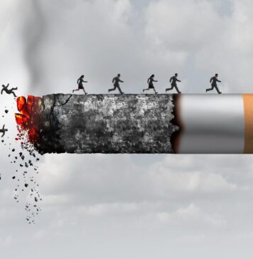 Genève : un accord mondial renforce la pression sur les fabricants de tabac Réunie à Genève du 17 au 22 novembre, la Conférence mondiale sur la lutte antitabac a abouti à une série de décisions marquantes, à l’issue de sa onzième session (COP11) sous l’égide de la Convention-cadre de l’OMS. Quelque 160 Parties, représentant l’essentiel de la population mondiale, ont approuvé de nouvelles orientations juridiques et environnementales destinées à renforcer les politiques publiques de lutte contre le tabac. Parmi les mesures phares adoptées, figure un appel à durcir les règles encadrant les composants des produits du tabac et de la nicotine, en réponse à l’impact environnemental croissant des filtres plastiques, responsables d’une pollution massive des milieux naturels. Les discussions ont également porté sur l’usage d’outils innovants au-delà des standards actuels du traité, conformément à l’article 2.1 de la Convention. Cette disposition invite les États à dépasser les exigences minimales, afin d’adapter leur action aux défis contemporains. Autre décision symbolique : l’interdiction totale de la vente et de l’usage des produits du tabac dans tous les locaux, qu’ils soient intérieurs ou extérieurs, relevant des Nations unies. Une première à cette échelle. Sur le plan juridique, les délégués ont insisté sur l’importance d’appliquer pleinement l’article 19, relatif à la responsabilité civile et pénale de l’industrie du tabac. L’objectif est de faciliter les actions en justice contre les acteurs de ce secteur, tout en garantissant que les politiques publiques soient protégées de toute tentative d’influence, conformément aux principes de l’article 5.3. Cette édition a rassemblé plus de 1 600 participants, un record pour cette instance, incluant des ONG et de jeunes militants impliqués dans des rencontres parallèles. La prochaine conférence (COP12) se déroulera en Arménie, à Erevan, en 2027, parallèlement à la cinquième réunion des Parties au Protocole sur le commerce illicite des produits du tabac.