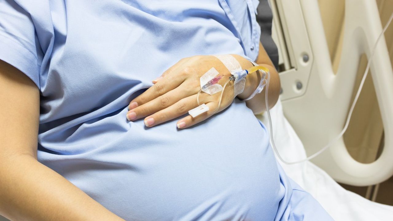 Asian,Pregnant,Woman,Patient,Is,On,Drip,Receiving,A,Saline Décès maternels : le Maroc renforce sa vigilance avec un outil national