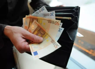 Les dotations en hausse pour les Marocains à partir de 2026 Les plafonds sont relevés pour les achats en ligne (20.000 DH), les voyages (500.000 DH) et les études à l’étranger (15.000 DH/mois).