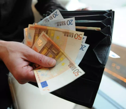 Les dotations en hausse pour les Marocains à partir de 2026 Les plafonds sont relevés pour les achats en ligne (20.000 DH), les voyages (500.000 DH) et les études à l’étranger (15.000 DH/mois).