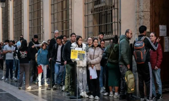 Migrants : l’Espagne face à près de 900.000 demandes